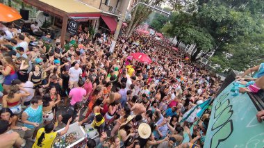 Sao Paulo (SP), Brezilya 03 / 02 / 2024 - Bu cumartesi öğleden sonra Pinheiros mahallesinin sokaklarına dökülen Aşk ve Fantastik Bloco Amelie Pulando geçit törenleri sırasında eğlenenlerin hareketi (03)). 