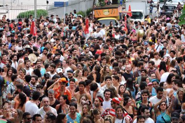 Sao Paulo (SP), Brezilya 03 / 02 / 2024 - Bu cumartesi öğleden sonra Pinheiros mahallesinin sokaklarına dökülen Aşk ve Fantastik Bloco Amelie Pulando geçit törenleri sırasında eğlenenlerin hareketi (03)). 