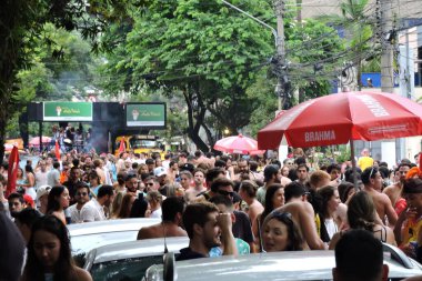 Sao Paulo (SP), Brezilya 03 / 02 / 2024 - Bu cumartesi öğleden sonra Pinheiros mahallesinin sokaklarına dökülen Aşk ve Fantastik Bloco Amelie Pulando geçit törenleri sırasında eğlenenlerin hareketi (03)). 