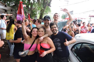 Sao Paulo (SP), Brezilya 03 / 02 / 2024 - Bu cumartesi öğleden sonra Pinheiros mahallesinin sokaklarına dökülen Aşk ve Fantastik Bloco Amelie Pulando geçit törenleri sırasında eğlenenlerin hareketi (03)). 