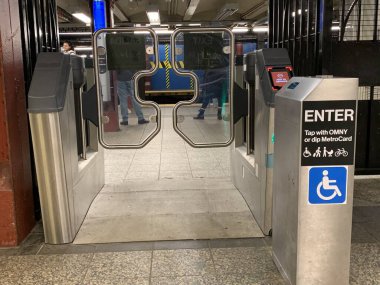 New York 'ta güvenlik ve yol kaçamağı için yeni metro geçitleri. 1 Şubat 2024, New York, ABD: New York Büyükşehir Iransportation Authority, bazı metro geçitlerine pilot olarak yeni metro geçitleri kuruyor. 