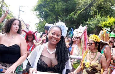 RIO DE JANEIRO (RJ), Brezilya 03 / 02 / 2024 - Bloco Carnavalesco Ceu na Terra, Santa Tereza 'nın dar sokaklarında bu Cumartesi, 3 Şubat 2024, birçok şenlik getirerek,