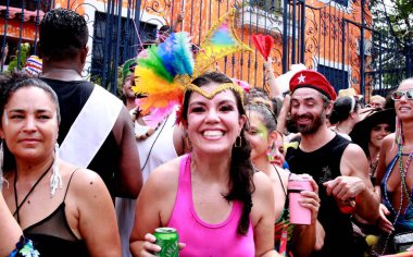 RIO DE JANEIRO (RJ), Brezilya 03 / 02 / 2024 - Bloco Carnavalesco Ceu na Terra, Santa Tereza 'nın dar sokaklarında bu Cumartesi, 3 Şubat 2024, birçok şenlik getirerek,