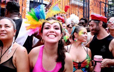 RIO DE JANEIRO (RJ), Brezilya 03 / 02 / 2024 - Bloco Carnavalesco Ceu na Terra, Santa Tereza 'nın dar sokaklarında bu Cumartesi, 3 Şubat 2024, birçok şenlik getirerek,