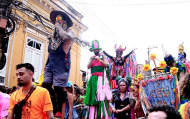 RIO DE JANEIRO (RJ), Brezilya 03 / 02 / 2024 - Bloco Carnavalesco Ceu na Terra, Santa Tereza 'nın dar sokaklarında bu Cumartesi, 3 Şubat 2024, birçok şenlik getirerek,