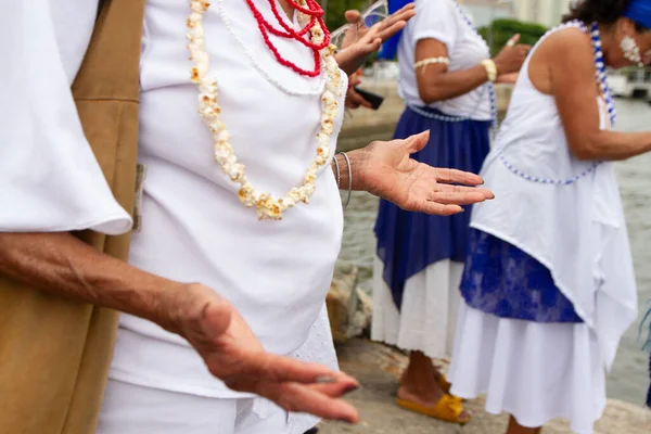 Rio de Janeiro (RJ), Brezilya 02 / 02 / 2024 - Gandhy 'nin kızları bu Cuma günü Rio de Janeiro şehir merkezindeki Praa XV' de Iemanja 'nın hediye alayı üzerinde yoğunlaştı.