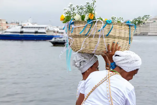 Rio de Janeiro (RJ), Brezilya 02 / 02 / 2024 - Gandhy 'nin kızları bu Cuma günü Rio de Janeiro şehir merkezindeki Praa XV' de Iemanja 'nın hediye alayı üzerinde yoğunlaştı.