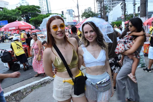 Sao Paulo (SP), Brezilya 03 / 02 / 2024 - Geleneksel Casa Comigo grubu, Cumartesi öğleden sonra Pinheiros mahallesinde Avenida Henrique Schaumann 'da karnaval öncesi geçit töreni düzenledi.