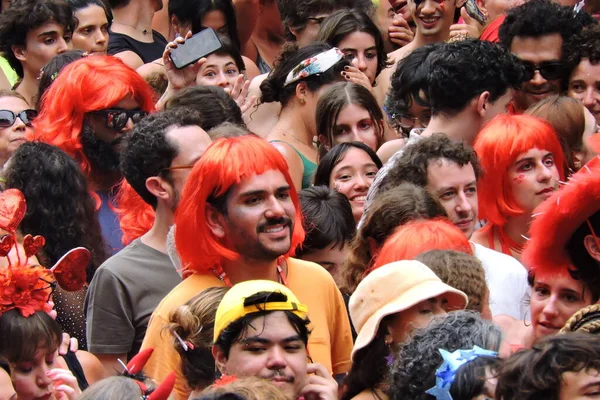 Sao Paulo (SP), Brezilya 03 / 02 / 2024 - Ritaleena Bloğu 'nda coşkunların hareketi Rock Rita Lee' ye saygılarını sunuyor, bu yıl blok yeni bir adresten ayrılıyor, Avenida Sumare 'den Perdizes' e doğru gidiyor