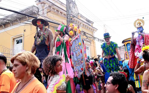 RIO DE JANEIRO (RJ), Brezilya 03 / 02 / 2024 - Bloco Carnavalesco Ceu na Terra, Santa Tereza 'nın dar sokaklarında bu Cumartesi, 3 Şubat 2024, birçok şenlik getirerek,