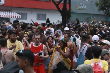 SAO PAULO (SP), 04 / 02 / 2024 - Sokak Karnaval grupları bu hafta sonu Sao Paulo sokaklarını ele geçirdi. Fotoğrafta, Büyük So Paulo Guarulhos 'daki Bloco Banda Bicha şenlikleri, bu Cumartesi, 3 Şubat 2024.