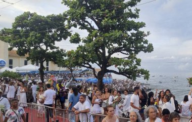 SALVADOR (BA), Brezilya 02 / 02 / 2024 - Itapua 'da Deniz Kraliçesi ve balıkçıların koruyucusu olarak kabul edilen Iemanja anısına 2 Şubat 2024 Cuma günü Salvador kentinde hareket