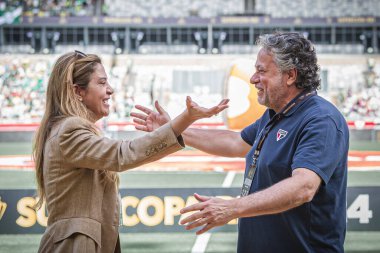 BELO HORIZONTE (MG), Brezilya 04 / 02 / 2024 - Palmeiras ve Sao Paulo arasındaki maçtan önce Leila Pereira ve Julio Cesares, Gove Stadyumu 'nda oynanan 2024 Brezilya Süper Kupası final maçı için geçerli.