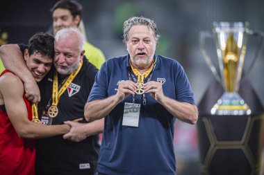 BELO HORIZONTE (MG), 04 / 02 / 2024 - Julio Casares, Palmeiras ve Sao Paulo arasında oynanan ve Governa Stadyumu 'nda oynanan 2024 Brezilya Süper Kupası final maçı için geçerli olan maçtan sonra unvanı kutluyor