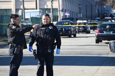 New Jersey, West Orange 'daki bir mülkte kimliği belirsiz bir kişi birden fazla kurşun yarasıyla bir aracın içinde ölü bulundu. 4 Şubat 2024, Batı Orange, New Jersey, ABD: Essex İlçesi Savcılığı ve Batı Orange Polisi 