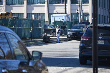 New Jersey, West Orange 'daki bir mülkte kimliği belirsiz bir kişi birden fazla kurşun yarasıyla bir aracın içinde ölü bulundu. 4 Şubat 2024, Batı Orange, New Jersey, ABD: Essex İlçesi Savcılığı ve Batı Orange Polisi 