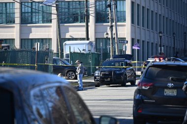 New Jersey, West Orange 'daki bir mülkte kimliği belirsiz bir kişi birden fazla kurşun yarasıyla bir aracın içinde ölü bulundu. 4 Şubat 2024, Batı Orange, New Jersey, ABD: Essex İlçesi Savcılığı ve Batı Orange Polisi 