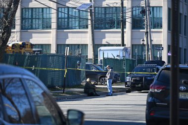 New Jersey, West Orange 'daki bir mülkte kimliği belirsiz bir kişi birden fazla kurşun yarasıyla bir aracın içinde ölü bulundu. 4 Şubat 2024, Batı Orange, New Jersey, ABD: Essex İlçesi Savcılığı ve Batı Orange Polisi 