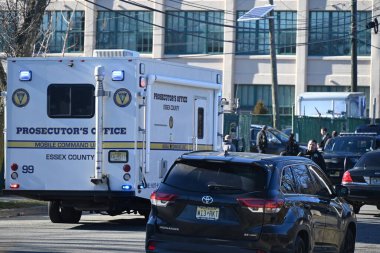 New Jersey, West Orange 'daki bir mülkte kimliği belirsiz bir kişi birden fazla kurşun yarasıyla bir aracın içinde ölü bulundu. 4 Şubat 2024, Batı Orange, New Jersey, ABD: Essex İlçesi Savcılığı ve Batı Orange Polisi 