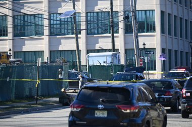 New Jersey, West Orange 'daki bir mülkte kimliği belirsiz bir kişi birden fazla kurşun yarasıyla bir aracın içinde ölü bulundu. 4 Şubat 2024, Batı Orange, New Jersey, ABD: Essex İlçesi Savcılığı ve Batı Orange Polisi 