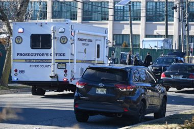 New Jersey, West Orange 'daki bir mülkte kimliği belirsiz bir kişi birden fazla kurşun yarasıyla bir aracın içinde ölü bulundu. 4 Şubat 2024, Batı Orange, New Jersey, ABD: Essex İlçesi Savcılığı ve Batı Orange Polisi 