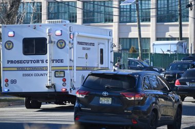 New Jersey, West Orange 'daki bir mülkte kimliği belirsiz bir kişi birden fazla kurşun yarasıyla bir aracın içinde ölü bulundu. 4 Şubat 2024, Batı Orange, New Jersey, ABD: Essex İlçesi Savcılığı ve Batı Orange Polisi 