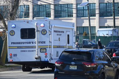 New Jersey, West Orange 'daki bir mülkte kimliği belirsiz bir kişi birden fazla kurşun yarasıyla bir aracın içinde ölü bulundu. 4 Şubat 2024, Batı Orange, New Jersey, ABD: Essex İlçesi Savcılığı ve Batı Orange Polisi 