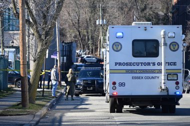 New Jersey, West Orange 'daki bir mülkte kimliği belirsiz bir kişi birden fazla kurşun yarasıyla bir aracın içinde ölü bulundu. 4 Şubat 2024, Batı Orange, New Jersey, ABD: Essex İlçesi Savcılığı ve Batı Orange Polisi 