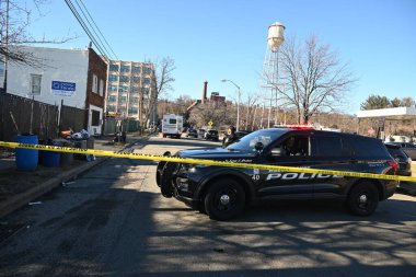 New Jersey, West Orange 'daki bir mülkte kimliği belirsiz bir kişi birden fazla kurşun yarasıyla bir aracın içinde ölü bulundu. 4 Şubat 2024, Batı Orange, New Jersey, ABD: Essex İlçesi Savcılığı ve Batı Orange Polisi 