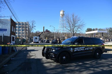 New Jersey, West Orange 'daki bir mülkte kimliği belirsiz bir kişi birden fazla kurşun yarasıyla bir aracın içinde ölü bulundu. 4 Şubat 2024, Batı Orange, New Jersey, ABD: Essex İlçesi Savcılığı ve Batı Orange Polisi 