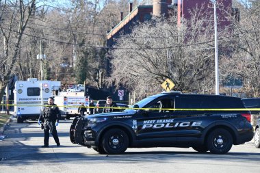 New Jersey, West Orange 'daki bir mülkte kimliği belirsiz bir kişi birden fazla kurşun yarasıyla bir aracın içinde ölü bulundu. 4 Şubat 2024, Batı Orange, New Jersey, ABD: Essex İlçesi Savcılığı ve Batı Orange Polisi 