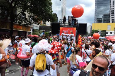 SAO PAULO (SP), Brezilya 04 / 02 / 2024 - Bloco Confraria do Pasmado yürüyüşünü Rua dos Pinheiros 'taki bloğun 40. yıldönümünü bu Pazar günü öğleden sonra erken saatlerde So Paulo' nun Batı Bölgesi 'nde gerçekleştirdi..