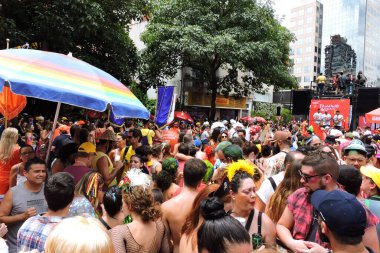 SAO PAULO (SP), Brezilya 04 / 02 / 2024 - Bloco Confraria do Pasmado yürüyüşünü Rua dos Pinheiros 'taki bloğun 40. yıldönümünü bu Pazar günü öğleden sonra erken saatlerde So Paulo' nun Batı Bölgesi 'nde gerçekleştirdi..