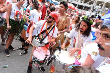 SAO PAULO (SP), Brezilya 04 / 02 / 2024 - Bloco Confraria do Pasmado yürüyüşünü Rua dos Pinheiros 'taki bloğun 40. yıldönümünü bu Pazar günü öğleden sonra erken saatlerde So Paulo' nun Batı Bölgesi 'nde gerçekleştirdi..