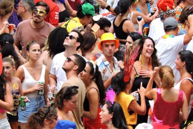 SAO PAULO (SP), Brezilya 04 / 02 / 2024 - Bloco Confraria do Pasmado yürüyüşünü Rua dos Pinheiros 'taki bloğun 40. yıldönümünü bu Pazar günü öğleden sonra erken saatlerde So Paulo' nun Batı Bölgesi 'nde gerçekleştirdi..