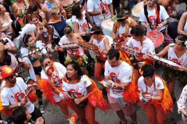 SAO PAULO (SP), Brezilya 04 / 02 / 2024 - Bloco Confraria do Pasmado yürüyüşünü Rua dos Pinheiros 'taki bloğun 40. yıldönümünü bu Pazar günü öğleden sonra erken saatlerde So Paulo' nun Batı Bölgesi 'nde gerçekleştirdi..