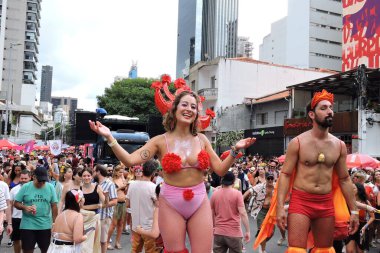 SAO PAULO (SP), Brezilya 04 / 02 / 2024 - Bloco Confraria do Pasmado yürüyüşünü Rua dos Pinheiros 'taki bloğun 40. yıldönümünü bu Pazar günü öğleden sonra erken saatlerde So Paulo' nun Batı Bölgesi 'nde gerçekleştirdi..