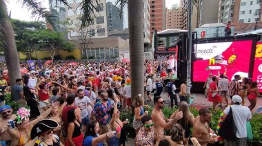 SAO PAULO (SP), Brezilya 04 / 02 / 2024 - Bloco Confraria do Pasmado yürüyüşünü Rua dos Pinheiros 'taki bloğun 40. yıldönümünü bu Pazar günü öğleden sonra erken saatlerde So Paulo' nun Batı Bölgesi 'nde gerçekleştirdi..