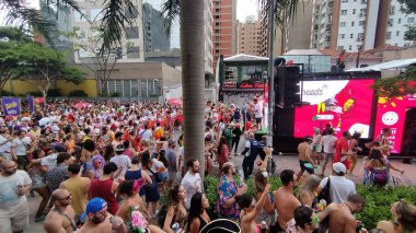 SAO PAULO (SP), Brezilya 04 / 02 / 2024 - Bloco Confraria do Pasmado yürüyüşünü Rua dos Pinheiros 'taki bloğun 40. yıldönümünü bu Pazar günü öğleden sonra erken saatlerde So Paulo' nun Batı Bölgesi 'nde gerçekleştirdi..