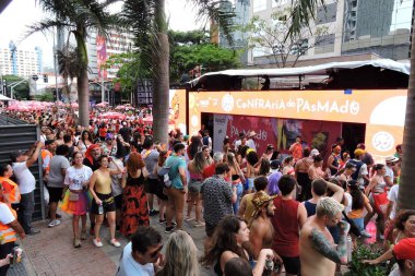 SAO PAULO (SP), Brezilya 04 / 02 / 2024 - Bloco Confraria do Pasmado yürüyüşünü Rua dos Pinheiros 'taki bloğun 40. yıldönümünü bu Pazar günü öğleden sonra erken saatlerde So Paulo' nun Batı Bölgesi 'nde gerçekleştirdi..