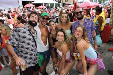 SAO PAULO (SP), Brezilya 04 / 02 / 2024 - Bloco Confraria do Pasmado yürüyüşünü Rua dos Pinheiros 'taki bloğun 40. yıldönümünü bu Pazar günü öğleden sonra erken saatlerde So Paulo' nun Batı Bölgesi 'nde gerçekleştirdi..