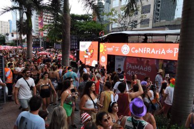 SAO PAULO (SP), Brezilya 04 / 02 / 2024 - Bloco Confraria do Pasmado yürüyüşünü Rua dos Pinheiros 'taki bloğun 40. yıldönümünü bu Pazar günü öğleden sonra erken saatlerde So Paulo' nun Batı Bölgesi 'nde gerçekleştirdi..