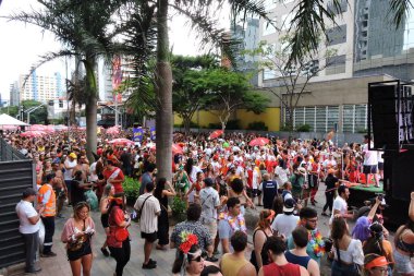 SAO PAULO (SP), Brezilya 04 / 02 / 2024 - Bloco Confraria do Pasmado yürüyüşünü Rua dos Pinheiros 'taki bloğun 40. yıldönümünü bu Pazar günü öğleden sonra erken saatlerde So Paulo' nun Batı Bölgesi 'nde gerçekleştirdi..