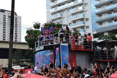 Sao Paulo (SP), 04 / 02 / 2024 - Şarkıcı Lexa, Bloco Sapequinha 'daki performans sırasında, blok bu Cumartesi, 3 Şubat 2024' ün erken saatlerinde Rio de Janeiro 'daki MAM' de gerçekleşti.. 