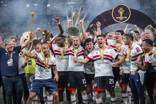 BELO HORIZONTE (MG), 04 / 02 / 2024 - Sao Paulo takımı, 2024 Brezilya Süper Kupası final maçı için geçerli olan Palmeiras ve Sao Paulo arasındaki maçtan sonra şampiyonluğu kutluyor