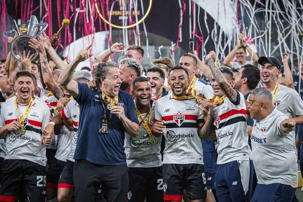 BELO HORIZONTE (MG), 04 / 02 / 2024 - Sao Paulo takımı, 2024 Brezilya Süper Kupası final maçı için geçerli olan Palmeiras ve Sao Paulo arasındaki maçtan sonra şampiyonluğu kutluyor
