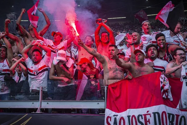BELO HORIZONTE (MG), 04 / 02 / 2024 - Sao Paulo taraftarları, Palmeiras ile Sao Paulo arasında oynanan ve 2024 Brezilya Süper Kupası final maçı için geçerli olan maç sonrasında şampiyonluğu kutluyorlar.