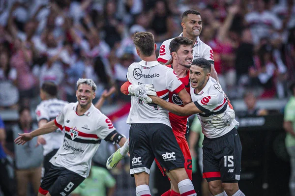 BELO HORIZONTE (MG), 04 / 02 / 2024 - Rafael, Brezilya Süper Kupası 2024 final maçı için geçerli olan Palmeiras ve Sao Paulo arasındaki maçtan sonra şampiyonluğu kutluyor