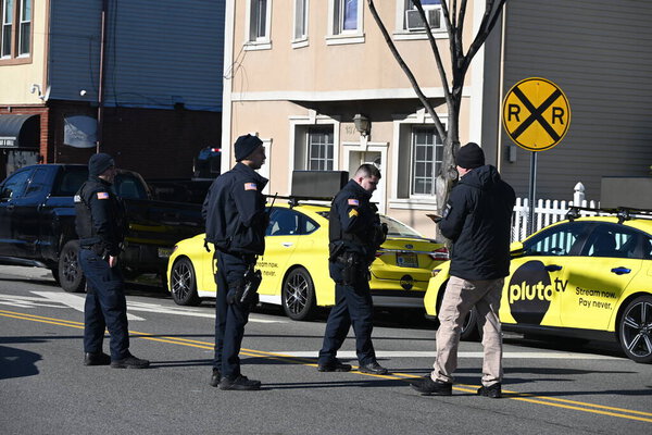 Офицеры полиции собирают улики на месте преступления днем, в воскресенье утром. Прокуратура округа Берген и полиция Гарфилда расследуют убийство с ножом.