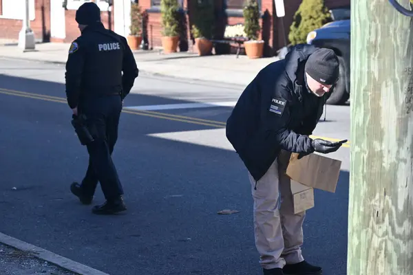 Polis memurları pazar sabahı, gün ışığında olay yerinde kanıt topluyor. Bergen Eyaleti Savcılığı Büyük Suçlar Birimi ve Garfield Polis Departmanı bir bıçaklama olayını araştırıyor.